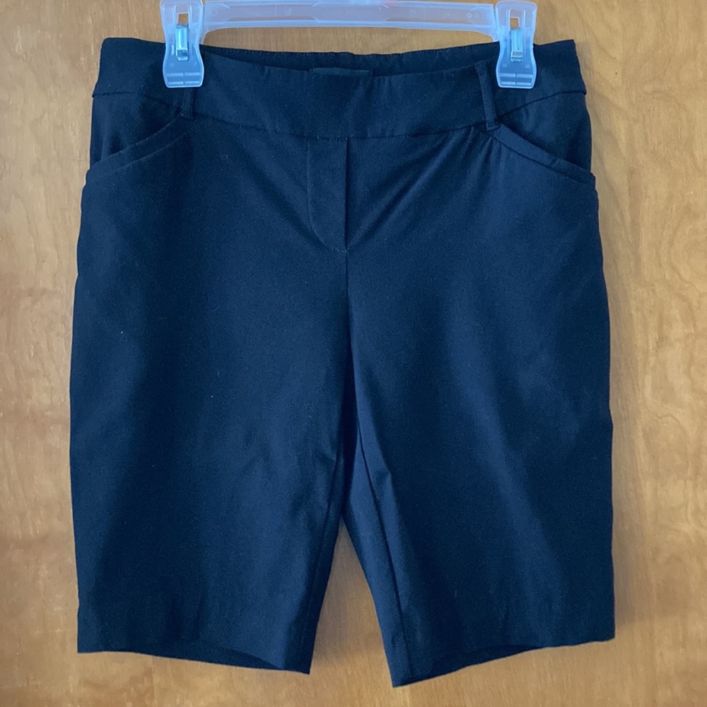 Reitmans Black Bermuda Shorts EUC (Fit more like 8)